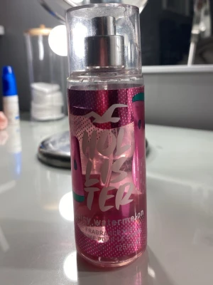 Hollister Juicy Watermelon mist - Fräsch body mist från Hollister med doft av juicy watermelon. Perfekt för dig som gillar söta och fruktiga dofter. Misten är inte använd supermycket men har dock en sprick i locket men det påvärar inte själva misten alls. Pris kan diskuteras