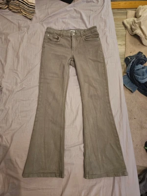 Gröna bootcut jeans Lager 157 - Jeans från Lager 157. De är egentligen strl M men har tvättat dem varmt så osäker på passformen nu. I övrigt är de ganska nya och i gott skick. Säljer då de är för stora. Prisförslag är välkomna💕