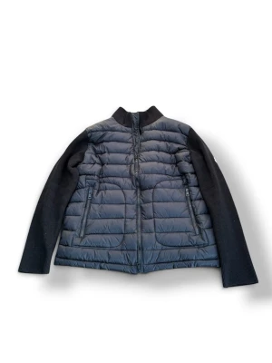 Moncler Cardigan - - Säljer nu denna svarta Monc1er card1gan, perfekt till hösten!                                                       - Storlek L men ar liten i storleken så ca M.                                                        - Bra skick men finns lite flaws.                                  - För mer bilder/info är det bara att höra av sig! -Pris ej hugget i sten :)