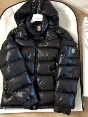 Svart dunjacka från Moncler - Svart moncler maya, storlek 2 / M                       Nfc tagg funkar som det ska, skriv om du funderar på annat som inte finns på bilderna.   Har andvänds max 3 gånger, på grund av storleken, passar ej mig 