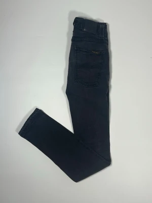 Nudie jeans Grim Tim  - 👕 Plagg: Jeans                                                          📏 Storlek: 28/32                                                            🏷️ Märke/Modell: Nudie grim tim                                                 ✨ Skick: Fint skick                                                        💬 Vid frågor är det bara att skriva!                                                                                          🛍️ Gramenti