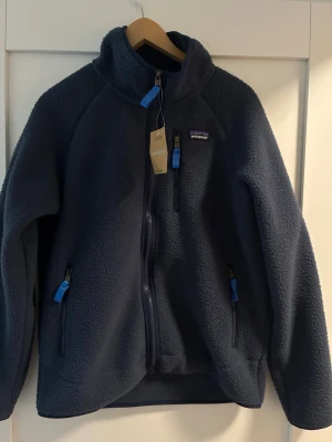 Patagonia Fleecejacka - Mörkblå fleecejacka från Patagonia. Strl M. Perfekt nu inför hösten! Hör av dig vid frågor!😁
