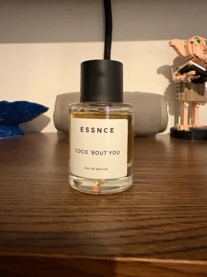 ESSNCE Coco 'Bout You parfym - Essnce Coco ’Bout You Eau de Parfum, 50 ml. En varm och feminin doft. Flaskan är använd men det är mycket parfym kvar, se bilder för aktuell mängd.  Har förvarats mörkt, svalt och torrt, skyddad från direkt solljus och större temperaturväxlingar.  Säljs eftersom den inte kommer till användning. Flaska och spray fungerar som de ska.