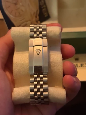 En helt ny R O L E X klocka  - En helt ny R O L E X klocka den är en märkes K O P I A men det är den bästa på marknaden även proffsen har svårt med att se skillnad allt ingår 