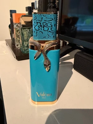 Vulcan Fue Eau de Parfum  - Vulcan Fue, använd några gånger, uppskattningsvis 95ml kvar.                                                 Byten mot andra perfymer är intressant!