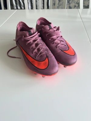 Nike Mercurial PRO fotbollskor  - Hej! Säljer dessa Nike mercurial PRO fotbollskor (AG). De är i jättebra skick dvs inga skador, alla dobbar kvar och inga hål eller deffekter. Det enda är att de ser användbara ut. Pris kan diskuteras!!