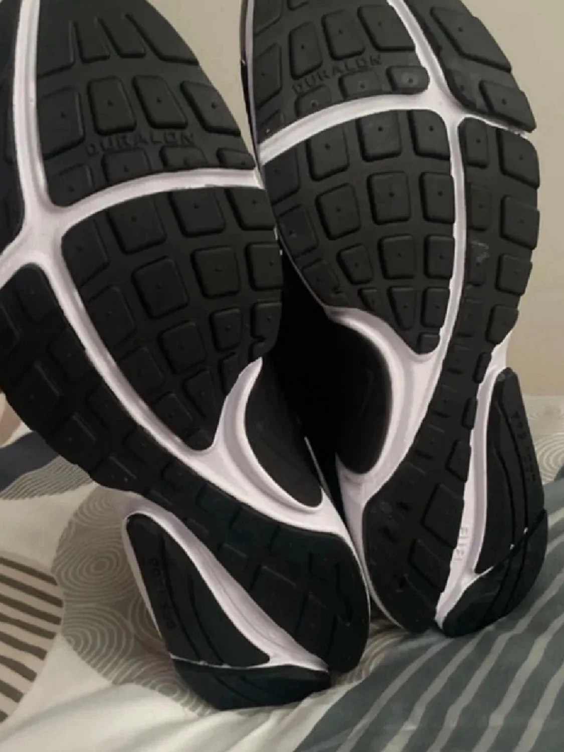 Svart vita Nike prestos  - 2