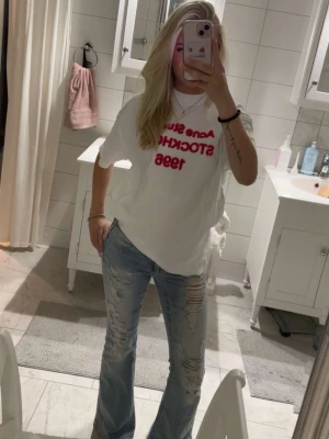 Acne Studios T-Shirt - Supersnygg Acne t-shirt till tjej med rosa fluffig text. Storlek S. Passformen är oversized/baggy. Alltså en avslappnad luftig passform, passar därför också större storlek. Perfekt att matcha till trendiga outfits. Skickar snabbt! ✨🤍