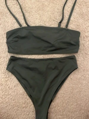 Mörkgrön bikini - Stilren mörkgrön bikini 
