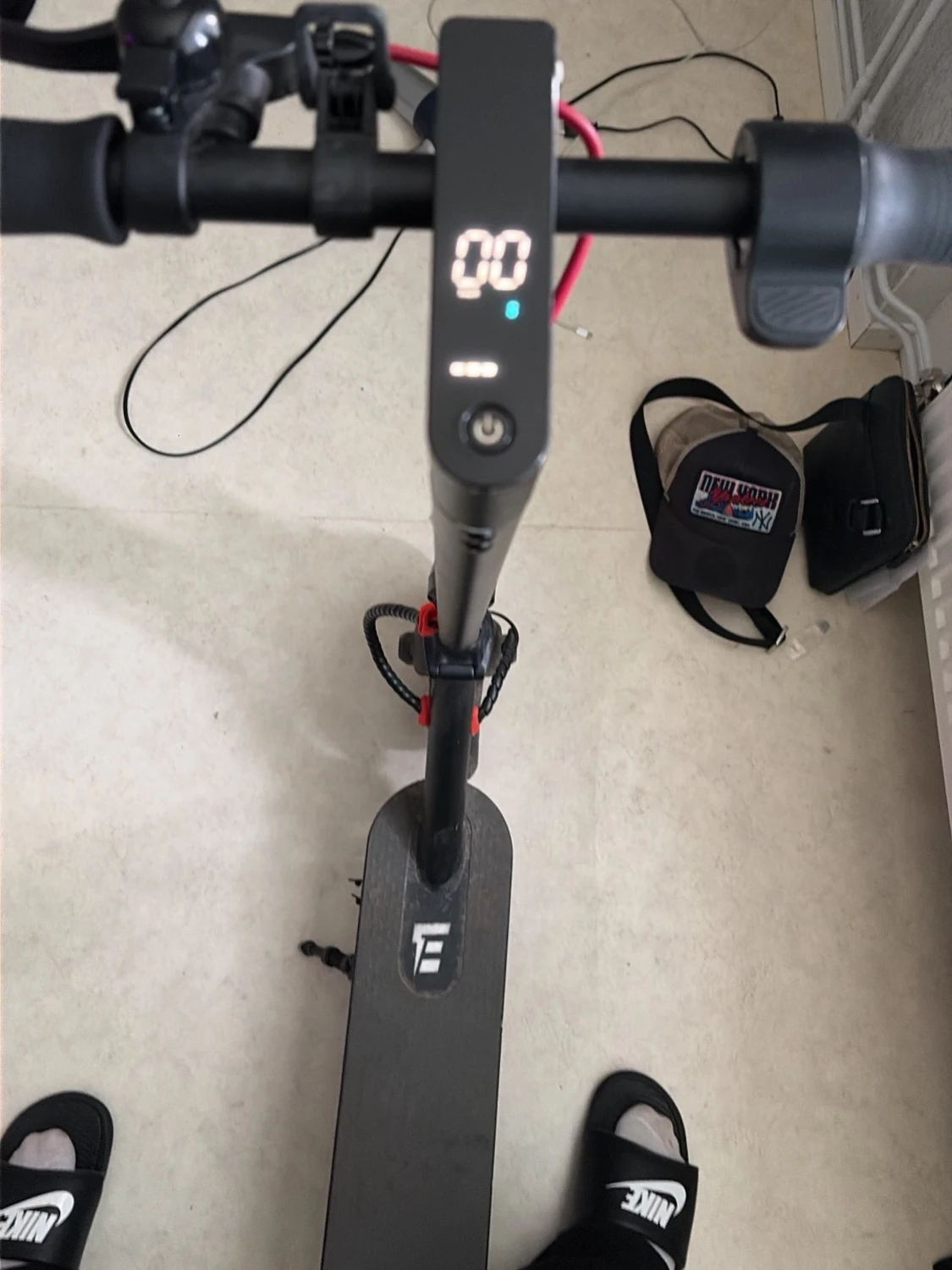 Svart elscooter E-Wheels ES2 V2 - 2
