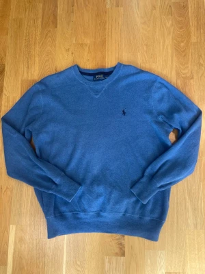 Blå Polo Ralph Lauren hoodie - Blå Ralph Lauren hoodie i mycket bra skick. Storlek:M.  