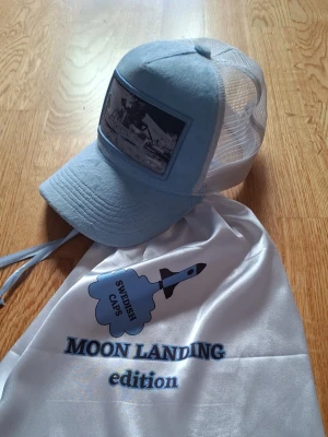 Ljusblå Moon Landing keps - Snygg ljusblå keps använd 2 gånger typ dust bag följer me