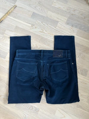nya Jacob Cohen jeans w38 - Superfina populära och eftertraktade Jacob Cohen jeans säljes i w38. 107 cm total längd och 48 cm breda i midjan. Otroliga jeans unik badge! Inga hål eller fläckar i utmärkt nyskick och tveka inte vid minsta fråga eller fundering!