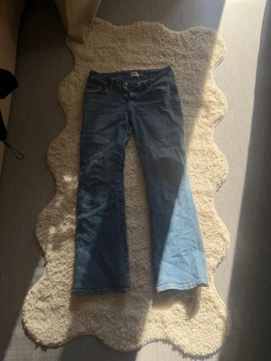 ljusblåa raka jeans  - Jeansen har en mer raka ben och är i mycket bra skick, passar bra till vardags och går lätt att matcha med olika kläder. hör av dig om du vill ha fler bilder eller frågor ☺️