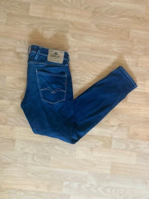 Replay Jeans  - Mörkblå jeans från Replay                                                          Säljer eftersom att de blivit för små                     Finns lite slitningar (se bild 4) men inget som syns tydligt när man använder dem        Storlek W31 L30, men passform ungefär W30 L30                                                                                     Slim fit                                                                        Ny pris ca 1300