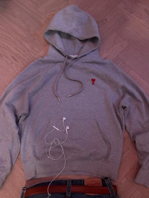 Grå hoodie med röd hjärtlogga - Bought from vinted not 100% sure if authentic.