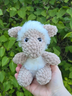 Virkat fluffigt får - Handvirkat supergulligt får. Virkad med chenillegarn och extra fluffigt garn för ullen🥰                                                                                 ⚠️Obs! Säkerhetsögon rekommenderas ej för barn under 3 år⚠️