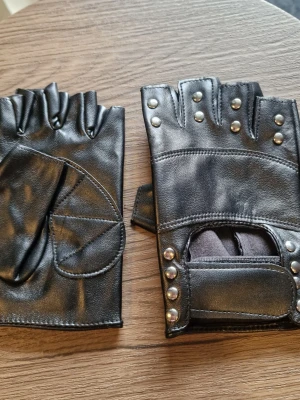 Halvfinger handskar kvinna - Halvfinger handskar för kvinnor. Punk. Nitade. PU läder. Bredd 8 5 cm. Längd 13,5 cm.