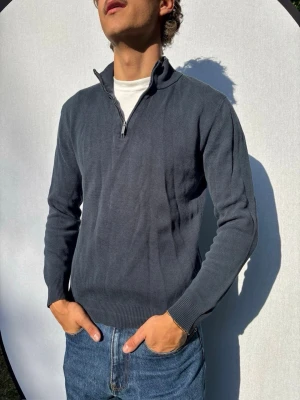 Bläck half zip S - Hej och välkommen till byTorén. Detta är en half zip från Bläck i storlek S med normal passform. Modell på bild är ca 182, 67kg. Plagget är urtvättad man annars inga andra defekter. Tveka inte på att höra av dig, även om det skulle vara minsta lilla;)