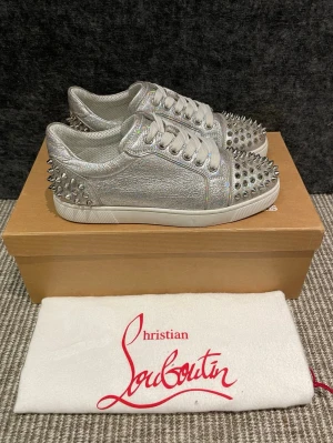 Christian Louboutin skor - Hej, säljer nu dessa svin snygga Christian Louboutin skor. Skorna är i grymt skick!  Begränsat antal boxar och dustbag. Hör av dig vid frågor.