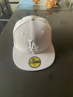 Grå LA 59FIFTY keps - Snygg grå LA keps från New era i ett riktigt fint skick. Perfekt för vardagen. Säljs pga att den inte passar längre