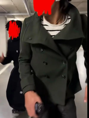 Peacoat mörkgrön  - Peacoat storlek 44 dam passar som herr S. (Unisex) från hm. Nytt skick, säljs inte längre.