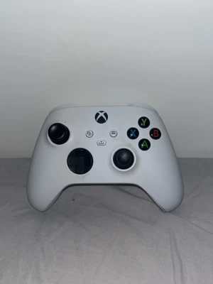 Xbox One & Series X/S kontroll - Vit trådlös kontroll till Xbox One & Series X/S.  Kontrollen har en mindre skada men det påverkar ej funktionen.