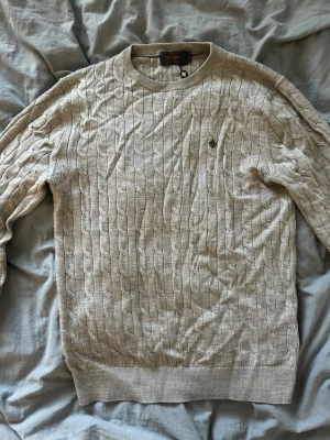 Oanvänd beige stickad Morris crewneck - Oanvänd beige stickad Morris crewneck som säljs billigt. Schysst till hösten och vintern. 
