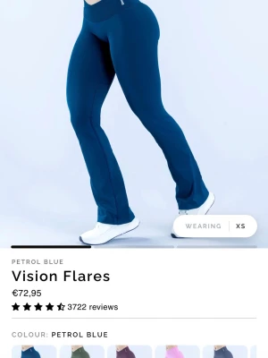 DFYNE Vision Flares leggings - Snygga petrolblå leggings med utsvängda ben och låg midja. Nya och knappt använda så dem är i nyskick. Säljer då dem inte riktigt kommer till användning. Original pris €72,95 - 799kr exkl frakt 
