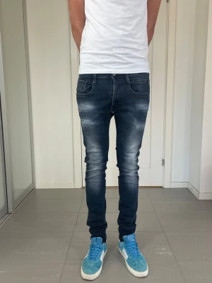 Replay Anbass Jeans  - Säljer nu dessa Replay Anbass Jeans, W31 o L34 med mått ca 38 o 107-108 cm. skriv för fler bilder/frågor🙌🏼