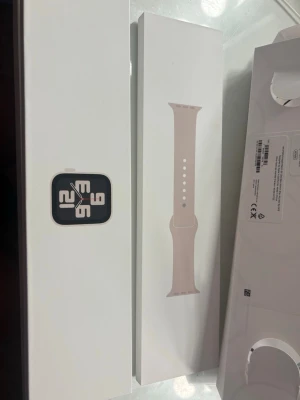 Apple Watch SE (2nd Generation)  40MM - Apple Watch SE andra generationen. Säljer pga sugen på annan modell. Den har just nu ett ”guld” armband till för lite ”finare” look, men både originalband i båda storlekar finns kvar, dock är mindre storleken lite skitigt (se bild) men finns även svart band till som jag köpt från Mobello. Funkat hur bra som helst under min ägo. Laddare, originalförpackning skickas med. Ytterst lite repor som man inte med ögat ser direkt. Har själv använt för träning och koll på steg, även notiser. 