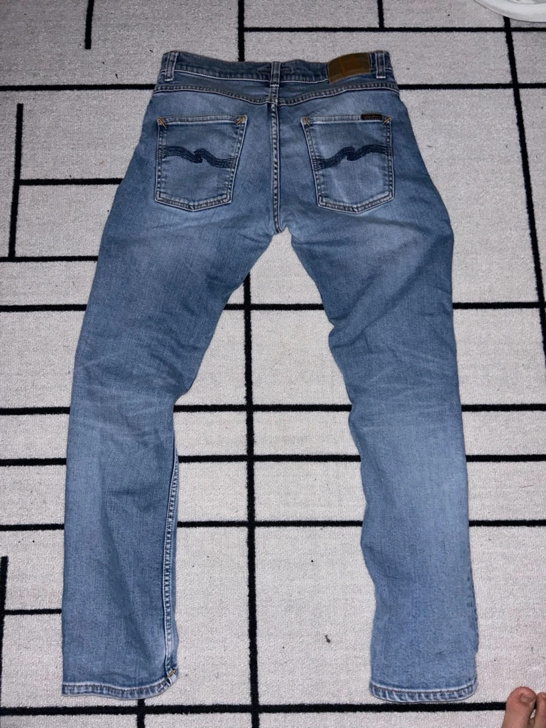 Ljusblå raka jeans med broderade fickor - 1