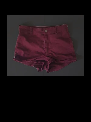 Högmidjade shorts - Storlek S. Den har tappat Hm etiketen som satt på baksidan (syns på bild 3) Midjemått: 33,5 cm 🤗