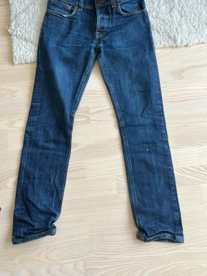 Raw denim jeans, Nudie (fades) - Raw denim jeans med sköna fades. Har dock Deffekt vid inre lår vilket visas i priset. Går lätt o fixa själv eller hos skräddare. Bara att ställa frågor om det behövs!🤝 Dom var från början i storlek 32/32 men sitter som 29/30 i nuläget.