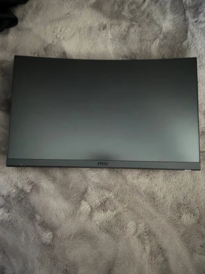 Svart MSI bärbar dator - Snygg msi skärm med curve. Skärmen är 27tum och 165hz och 1ms.