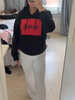 Svart HUGO hoodie  - Säljer min Hugo boss hoodie för att den inte passar mig längre 