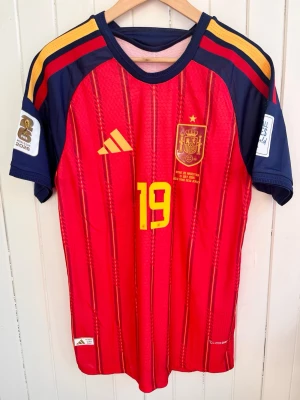 Lamine Yamal - Spanien VM-final 2026 - Player version - Säljer en (snart) klassisk fotbollströja, Lamine Yamals spanska VM-finaltröja från 2026. Tröjan är en reprint i nyskick med emblem och patchar av högsta kvalité.   Storlek:XL, men liknar mer L/XL. Denna tröja är en player version, tröjan som spelarna själva använder. Bättre kvalité och passform (slim fit).  Kan skickas snabbt eller hämtas i Majorna i Göteborg.    #fifa #WorldCup #panini #fotboll #fifa #Argentina #panini #fotboll #fashion #Messi #Barcelona #Ronaldo