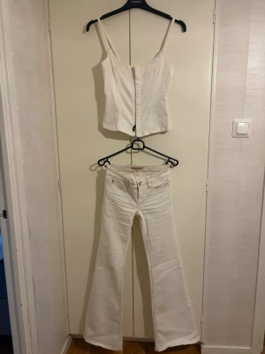 Jeans set - Jeans set från Gina Tricot, endast använt en gång så nästan nyskick. Jeansen är i strl 34 och toppen i strl XS. Nypris jeans 499kr, topp 399kr
