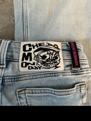 Ljusblå jeans från Cheap Monday,köp eller byt snälla! - Säljer ett par ljusblå jeans från Cheap Monday med klassisk logga och svartvit patch bak. Jeansen har en rak passform och normal midja. Perfekta till vardagslooken och tillverkade i denim med snygg tvätt.strl 30/32,allt för stora för mig