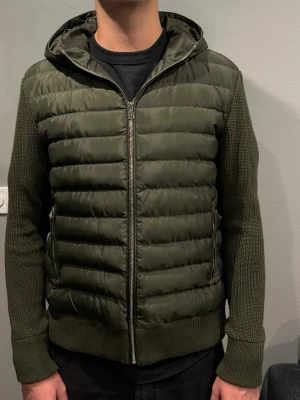 Cardigan - Olivgrön cardigan, snygg till hösten. Använd max 1 gång. 