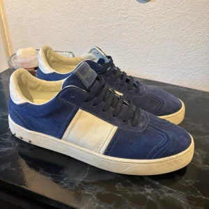 Valentino Flycrew - Säljer dessa populära och mycket eftertraktade sneakers från Valentino. Mycket bra skick överlag och har endast använts ett par gånger. Enda synliga tecknet på användning är att det saknas 3 spikar på vänstra skon, utöver det ser de väldigt fina ut. Box och dustbag ingår också‼️skriv gärna om du har några funderingar👍