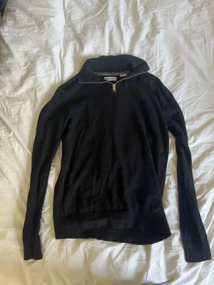 Jack & Jones quarter zip - Svart quarter zip.  Nypris: 550 kr  Skriv vid någon form av frågor!
