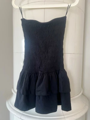 Svart smockad klänning Gina Tricot - Säljer denna fina tubklänningen ifrån Gina tricot ! Använd 1 gång, men tyvärr så passar inte den längre ! 🙌🏼💗(pris kan diskuteras)