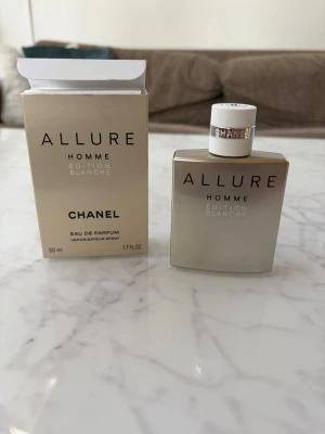 Chanel Allure Homme Edition Blanche 70% kvar - Väldigt fräsch, gillar den starkt. Ungefär 70% kvar. 