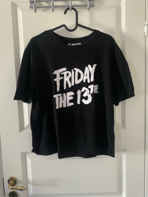 Svart Friday the 13th t-shirt - Cool svart t-shirt med trycket 'Friday the 13th' 