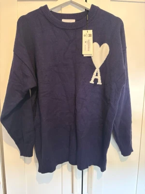 Ami paris tröja  - Säljer denna aldrig använda ami Paris tröja då den satt dåligt på mig. Storlek M. Riktigt bra material och kvalité på den. Perfekt för allt som till exempel skol starten eller vardagligt bruk. 
