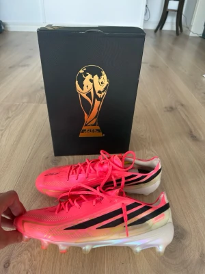 Adidas Hyperfast F50 World Cup Edition - Säljer nu mina fotbollsskor då de inte riktigt passa min fot, de e väldigt bra skick, bara ett litet märke som syns på bild men använda kanske 6 gånger. De e storlek 42, hör gärna av er vid funderingar!
