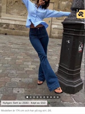 Mörkblå utsvängda jeans - Supersnygga utsvängda jeans från Bik Bok i storlek 27-34. Dem är nya med lappen kvar och kommer i ursprungsförpsckningen. Tog bilder från hemsidan för att dem är för små. Nypris: 499