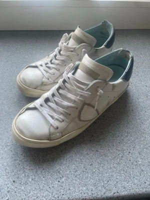 Vita Philippe models - Ett par schyssta vita Philippe model sneakers som är smått slitna men något som knappt syns eller känns. Skorna är true to size så är du stl 43 ska dem passa bra. Pris är ej hugget i sten !!!
