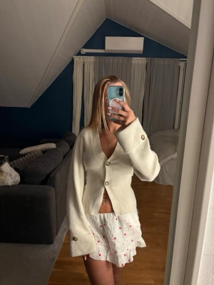 Vit tröja - En jättefin vit tröja som är ganska tjock i tyget. Jättebra skick och allt men kommer ej till användning mer🥰